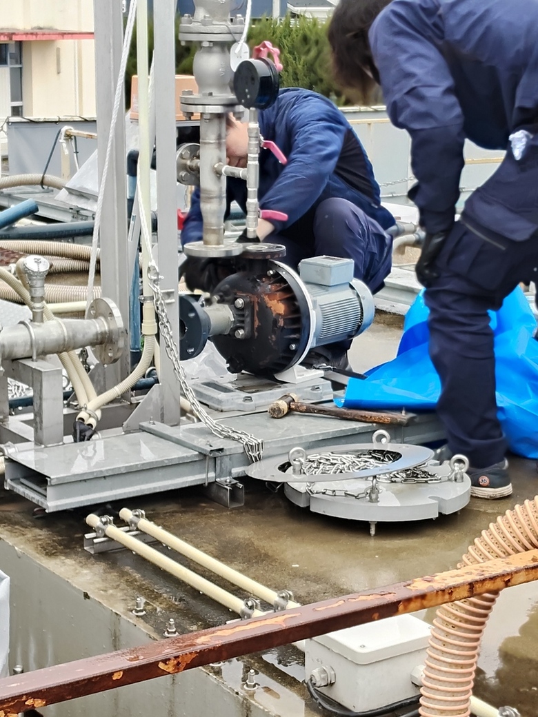 排水処理施設でのポンプ取り外し